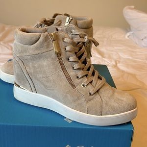 Women’s Aldo light brown suede size 6 shoes